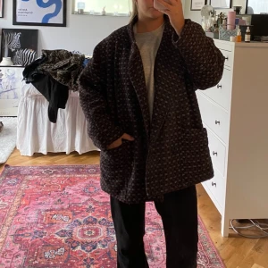 Kappa / jacka /   - Kort kappa i tjock material, varm! Rosa/svart/blå färgad, mönstrad. Knappar och fickor! Så skön och sitter jättesnyggt. 