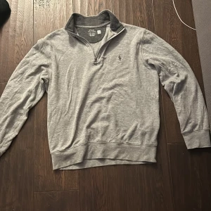 Ralph lauren tröja - Väldigt fräsch och snygg halv zip Ralph lauren tröja. Ytterst lite använd och i nyskick.  Nypris 1800 mitt pris 699. 