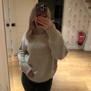 Stickad tröja  - En fin stickad tröja från gina🤍 Knappt använd🤍