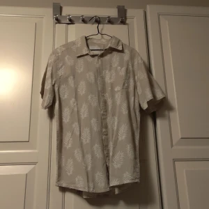 Kortärmad skjorta - Oanvänd skjorta från Lager 157