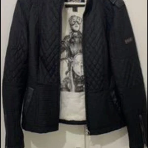 Barbour jacka i storlek 38, liten M  - Hej! Säljer en Barbour jacka i ett fint skick.