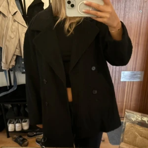 Kort Kappa - Superfin svart kappa från Monki, endast använd fåtal gånger. Storlek M👍🏻👍🏻👍🏻💓💓💓