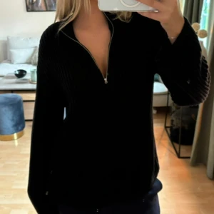 Stickad tröja - Svart stickad tröja med dragkedja från NAKD, storlek M🖤🖤🖤⚡️⚡️⚡️