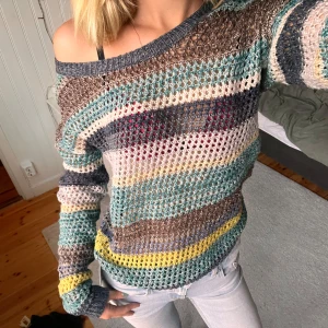 Flerfärgad stickad tröja - Säljer en superfin flerfärgad stickad tröja med ett öppet mönster. Tröjan har en avslappnad passform och är perfekt för höst. 🍂 hör av vid minsta fråga 💕💕