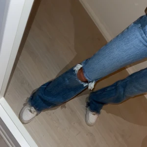 Jens med hål på knät - Storlek 32, passar mig som har storlek 34 Mycket fint skick! Från Gina Tricot