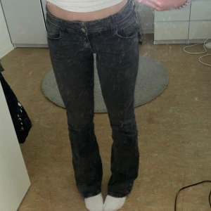 Low waist bootcut jeans - Low bootcut jeans stretchiga 