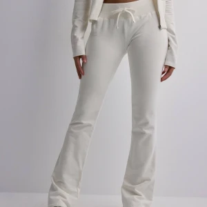  byxor - Hejsan, säljer dessa jätte fina och super sköna byxor från nelly då jag bara ångrade vilken färg jag köpte, är såå mjuka och mysiga att ha på sig och funkar till allt! Vill ni ha fler bilder är det bara att skriva privat, nästan aldrig använda!💓