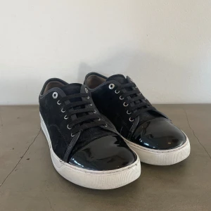 Lanvin - Tjena! Säljer nu dessa feta lanvin skor i modellen ”DBB1” , nypris: 6000kr❌ mitt pris: 2399kr✅, skick: 8/10 knappt några defekter✅, skriv vid frågor och funderingar🙌 (‼️PRISET ÄR HUGGET I STEN‼️)