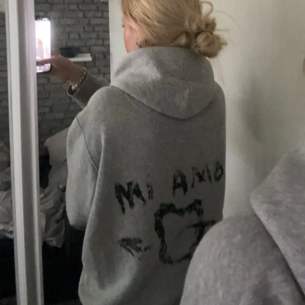 Säljer min fina hoodie, köpt på zarlando 2022 för 1300kr. Den är i gott skick och fortfarande väldigt fin.  Jag säljer den efterssom att den inte kommer till användning längre🤍 kom privat för frågor eller prisförslag ☺️. Hoodies.