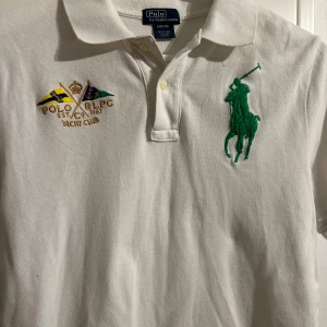 Piké Ralph lauren  - Säljer nu denna riktigt fina piken från Ralph lauren 🙌🏼inte använd särskilt mycket, perfekt skick, helt perfekt i storleken och är tvär snygg 🤩
