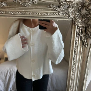 Nelly - Structured Mini Jacket - Jacka/tröja fån NELLY. Ej använd och prislapp kvar på. ❤️  Nypris:499kr  Frågor? Hör gärna av dig 🤗