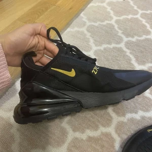 Nike 270 skor - (PRIS KAN DISKUTERAS VID SNABB AFFÄR) tryck aldrig köp nu utan kontakta mig innan.  Skor i jätte ny skick. Säljs pga ingen användning. Vid frågor eller fler bilder hör av dig.