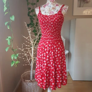 Klänning med smock-liv & flowy kjol - Knappt använd. Helsmockat, superstretchigt liv som passar flera stl, åtminstone XS-M, inte omöjligt mer. ~ STOR rensning & klänningsbonanza i min shop ~ Välj 5 för 100kr oavsett pris, skicka medd/lämna som prisförslag (gäller där det står) ~