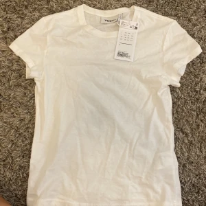 Weekday T-shirt  - Helt oanvänd weekday T-shirt 