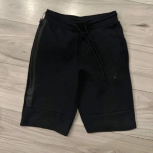 Nike Tech - Nike Tech shorts i storlek XS.
