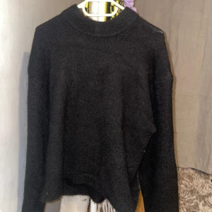 Stickad tröja - Stickad tröja från Gina tricot. Säljer då den är för liten och ej kommer till användning. Hör av er vid intresse eller ev frågor☺️