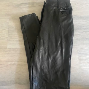 Skinnbyxor - Skinn imitation byxor, knappt använda🌸