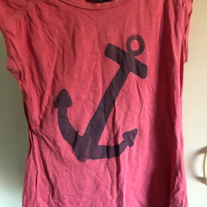 Söt t-shirt - Så gullig t-shirt med ett ankare på, säljer då den inte kommer till användning💗💗⚓️