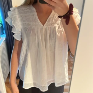 fin blus - jättebra skick, använd ett fåtal gånger men inga tecken på användning🥰 skriv för prisförslag 