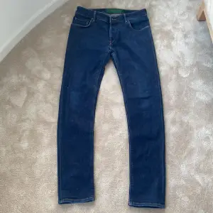 Säljer mörkblåa jeans från handpicked kosta runt 2,5 ny pris så säljer dessa för 1000 skriv om ni har några frågor 👍