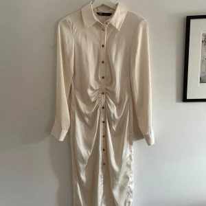 Klänning  - Vit / cremefärgad klänning i silke. Fint skick! 
