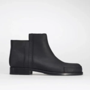 Acne studios Gun boot - Boots från Acne Studios, modell Gun.  Storlek: 36 Material: Skinn Använd, tecken på slitage.