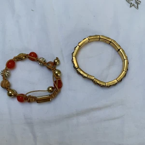 Två gulr armband - Det med pärlor på är lite slitet men annar är dom i fint skick det med diamanter är med stretch och det med pärlor har en drag stäng