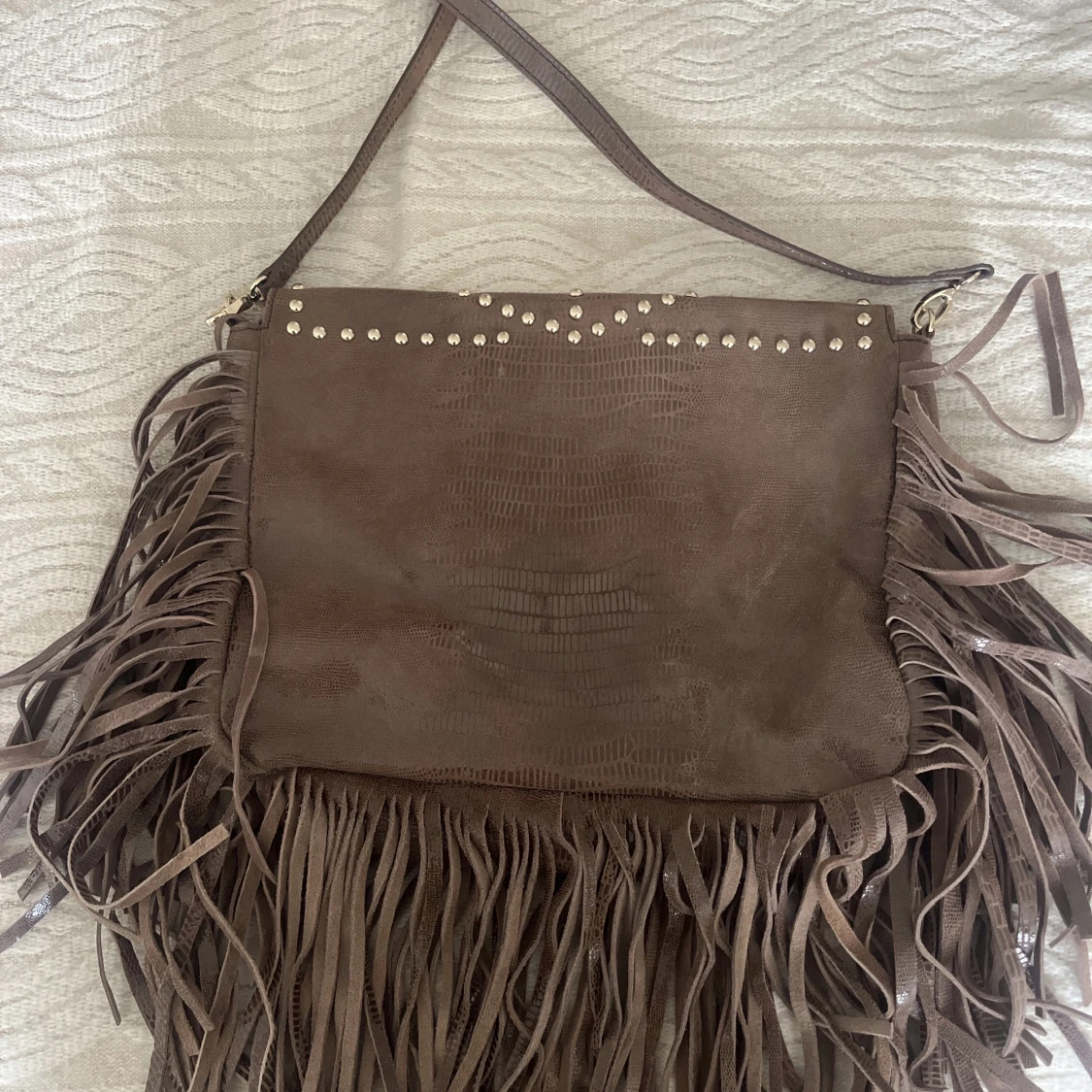 Brun axelväska med fransar och nitar - 90