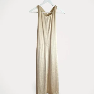 Filippa K klänning  - Klänning från Filippa K, modell 25009 Aw 17.  Storlek: M Material: Triacetat 76% Polyester 24% Siden 95% Elastan 5% Använd, men utan anmärkning.