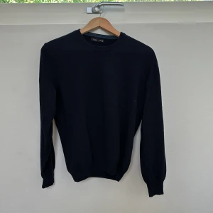 Pull love kashmir crewneck - Storlek S. Bra skick, använd fåtal gånger! Nypris ca 2000kr