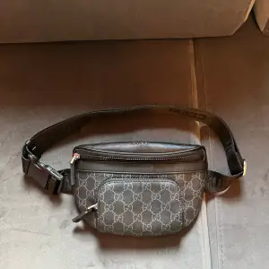 Säljer min Gucci väska för endast 500kr! Hör av dig vid frågor och funderingar! 