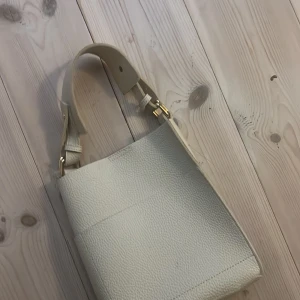 Rensade lite saker, så säljer dena fina handväskan 💕 - De är bra skick, säljer den för de inte är min stil längre💕