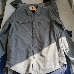 Skjorta grå fodrad stl M - Fin herr skjorta fodrad grå stl M av märket Depalma.inget slitage finnes.