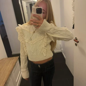 Såååå din stickad tröja med volanger💗💗💗💗 - En jättefin stickad tröja med massa volanger och fina detaljer❤️❤️❤️