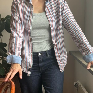 Randig skjorta  - Vitt,blå och röd randig skjorta som passar S Pris kan diskuteras och kontakta gärna om du undrar något 👍🌼🌼