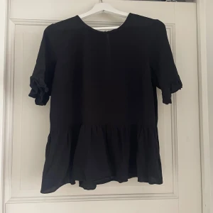 Svart blus - Svart blus Second Female💕 Liten defekt i ryggen