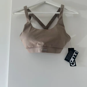 Sport-bh  - Sport-bh i beige ifrån Aimn, helt ny! Inte min stil där av säljs den. Säljs för 300kr 