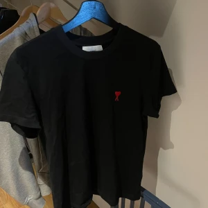 AMI tshirt  - Helt oanvänd AMI tshirt, säljer pga att den är för liten. Hör av dig vid minsta fråga eller om du vill ha fler bilder! 