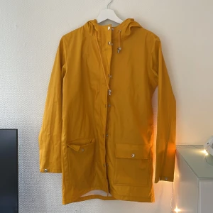 Gul regnjacka - Regnjacka från Cubus i strl xs. Köpt för ett antal år sen, mycket sparsamt använd. Nypris 400kr. Tveka inte att skriva vid frågor eller för fler bilder! 💛