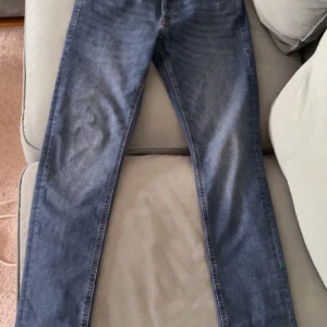 Slim Jack and Jones Jeans - Tja! Säljer just nu dessa sjukt snygga Jack and jones jeansen i stl 30/30. Jeansen är endast använda 1 gång därav priset 🤝 De är i modellen Slim Glenn och har en snygg färg och stilren look 💯 Hör av er vid minsta fundering, pris ej hugget i sten 🙌