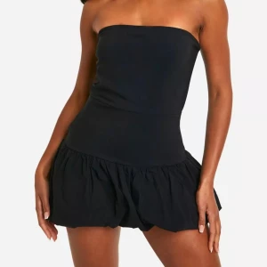 Svart tubeklänning med volang  - Kort Puffig bandeuklänning 