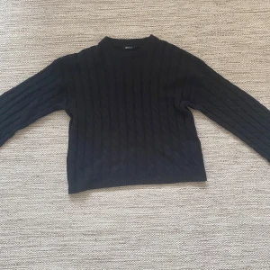 Svart stickad tröja  - Svart stickad tröja i bra skick!🤍