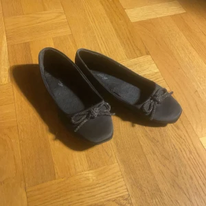 Ballerinaskor  - Säljer mina super söta ballerinaskor med glittrig rosett i storlek 36 de är i super bra skick skriv gärna om ni undrar något eller är intresserade 