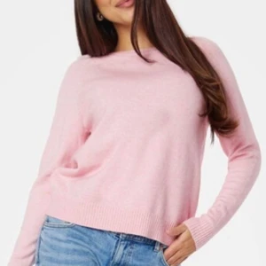Rosa stickad tröja - Superfin rosa stickad tröja som är perfekt för både vår och höst. Den har en avslappnad passform och långa ärmar, vilket gör den mysig och bekväm. Perfekt att matcha med jeans för en casual look!