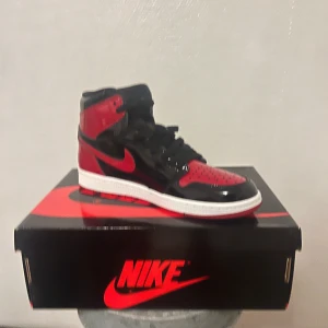 Air jordan 1 high patent bred - Nypris 3899, oanvända äkta skor!
