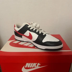 Nike dunk low black university red  -  oanvända äkta skor!