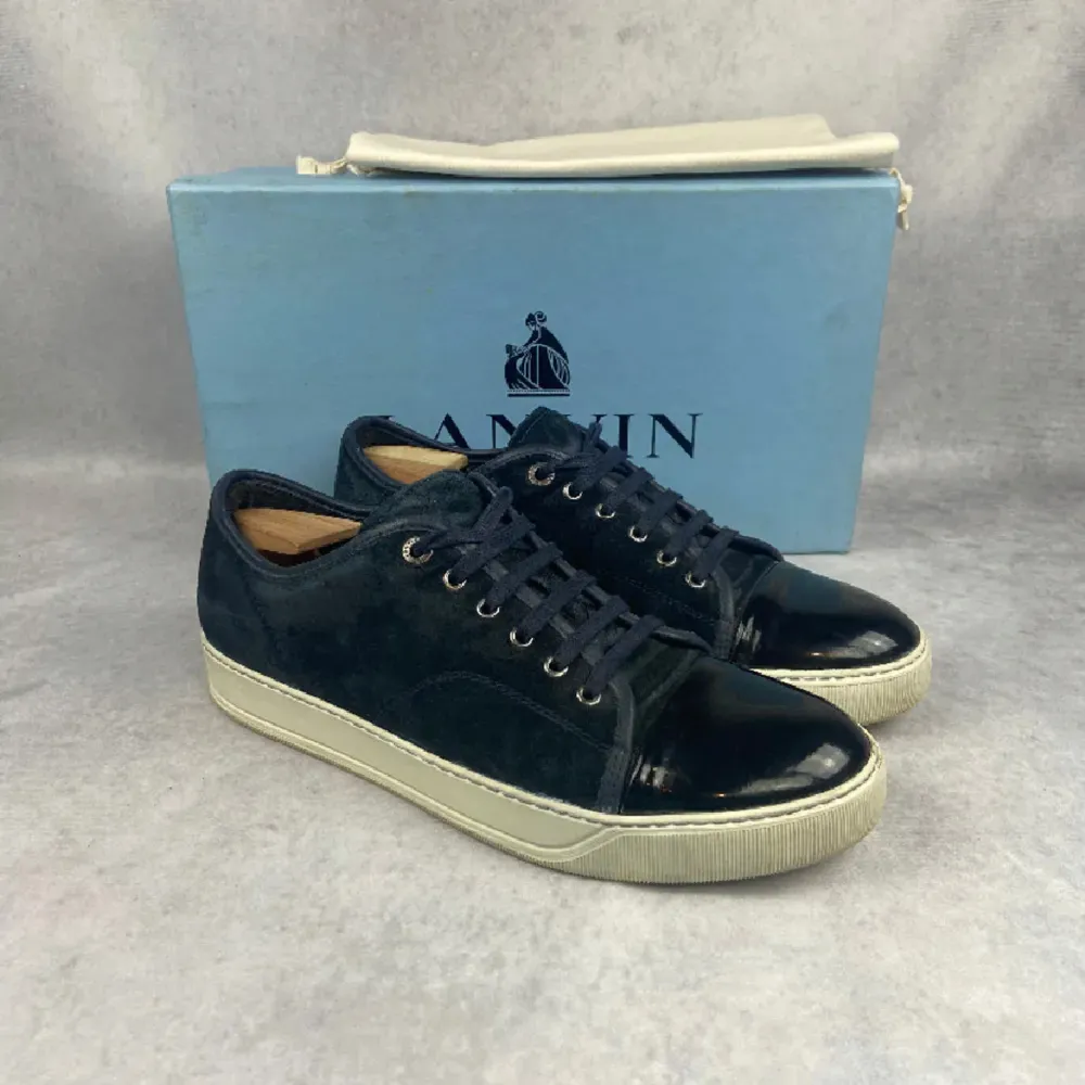 Säljer ett par snygga svarta sneakers från Lanvin i mycket bra skick. Skorna har en stilren design med snörning och en vit sula . Ovandelen är i mocka, säljer dessa för 3000 nypris över 7 tusen hör av vid frågor och pris💸⚫️. Skor.