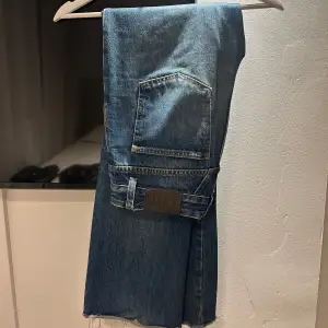 Säljer ett par snygga blå jeans från CLOSED i bootcut-stil. De är perfekta för en avslappnad look och passar till både vardag och fest. Jeansen har en klassisk femficksdesign och är i mycket bra skick. Perfekta för höst och vår!