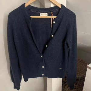 Mörkblå kofta från Holly & White - Säljer en superfin kofa från holly & white. I fint skick med supersöta pärlor. Storlek S.   