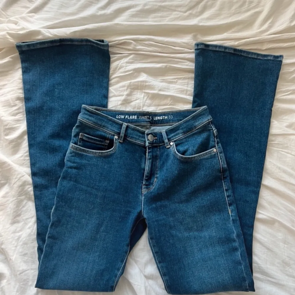 Blå lågmidjade bootcut jeans från BikBok, stl Waist S, Lenght 33. Modellen heter ”Low Flare” 🤍. Jeans & Byxor.